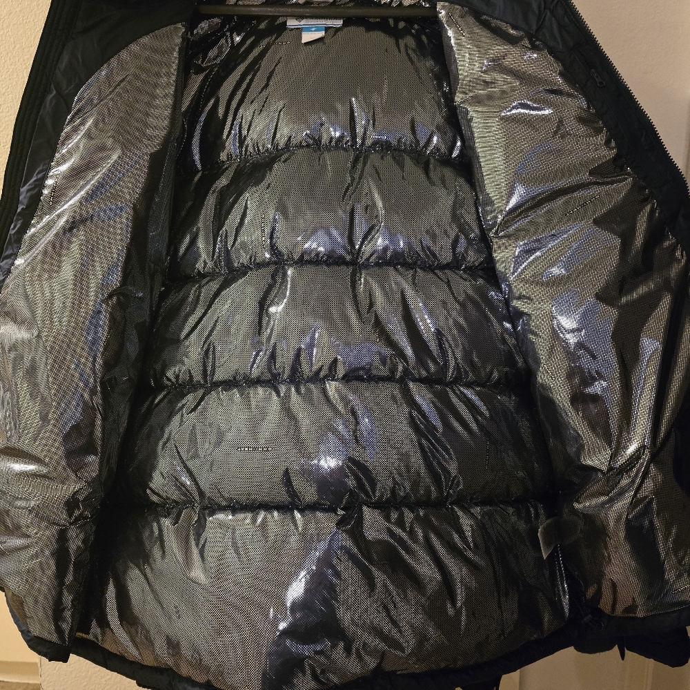Columbia Blue Puffer Jacket with Quilted Design and Water-Resistant Material